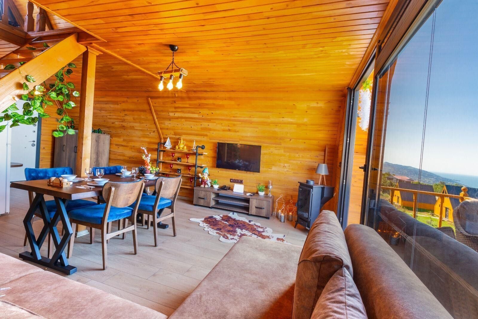 Family Bungalow | Egyptian cotton sheets, premium bedding, memory foam beds, desk