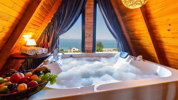 A hot tub in a wooden cabin with a view of the sea. - Galaxy Bungalov (Akçaabat)