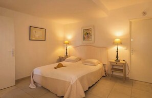 3 chambres, fer et planche à repasser, Wi-Fi, draps fournis