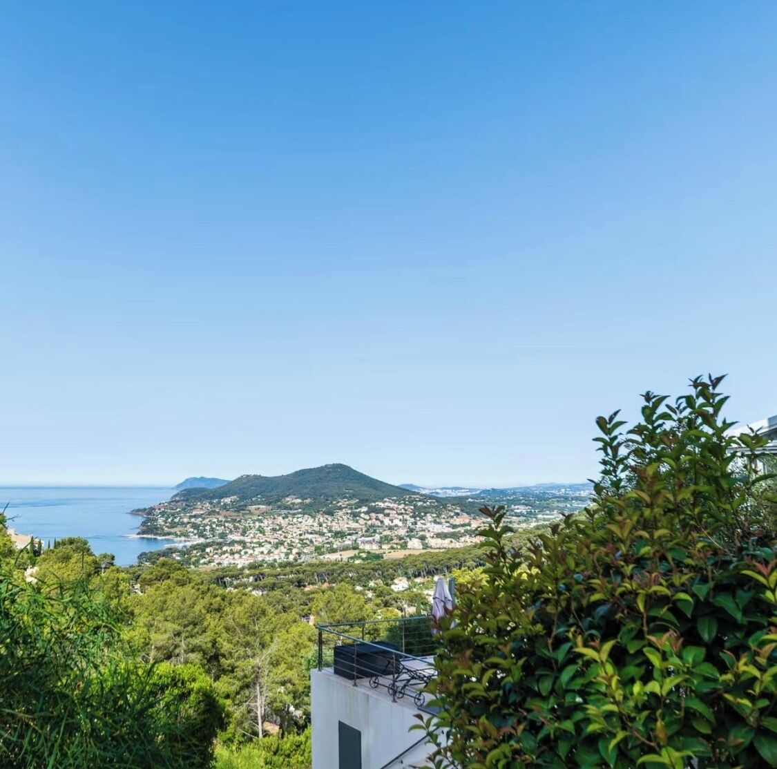 Eine Küstenstadt mit Blick auf das Meer und die Hügel.