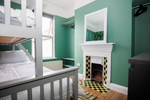 4 bedrooms, iron/ironing board, internet, bed sheets