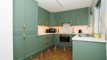 KĂŒhlschrank, Mikrowelle, Ofen, Herdplatte