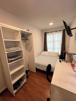 1 habitación, tabla de planchar con plancha, wifi y ropa de cama