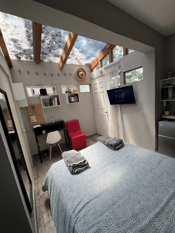 1 bedroom, iron/ironing board, WiFi, bed sheets - El Balcón de Buda – Authentic and Quiet Studio Near Frida Kahlo Museum, Coyoacán (Mexico City)