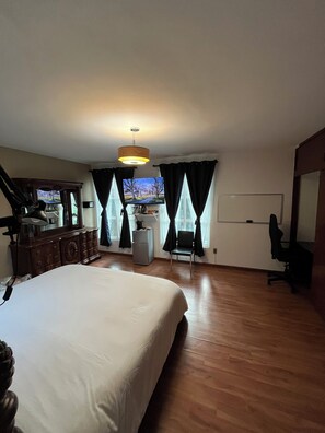 1 dormitorio, tabla de planchar con plancha, wifi y ropa de cama