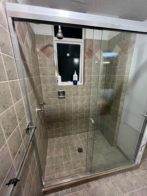 Douche, sèche-cheveux, serviettes fournies, savon