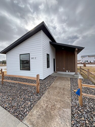 Charming Cabin - Minutes from the Mountains!