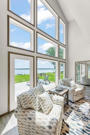Smart TV, fireplace, books. Lakefront Luxury Awaits – Modern 5BR Retreat on Beautiful Rush Lake