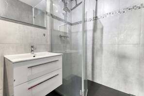 Suihku, ilmaiset hygieniatuotteet, hiustenkuivaaja, pyyhkeet