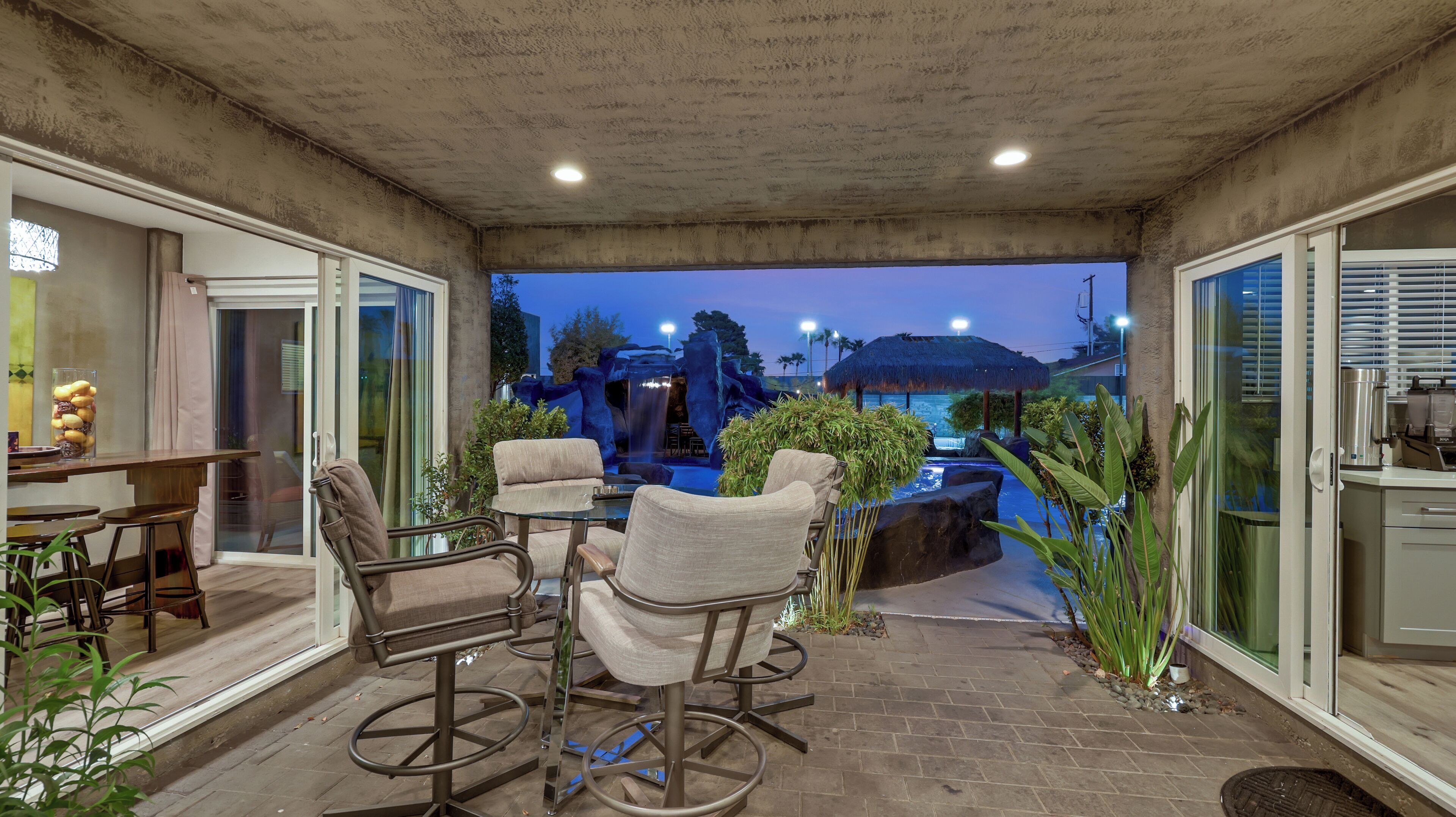 屋外ダイニングエリア