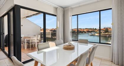 Pet Friendly Luxe Waterfront Retreat with Jetty