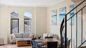 المنشأة من الداخل