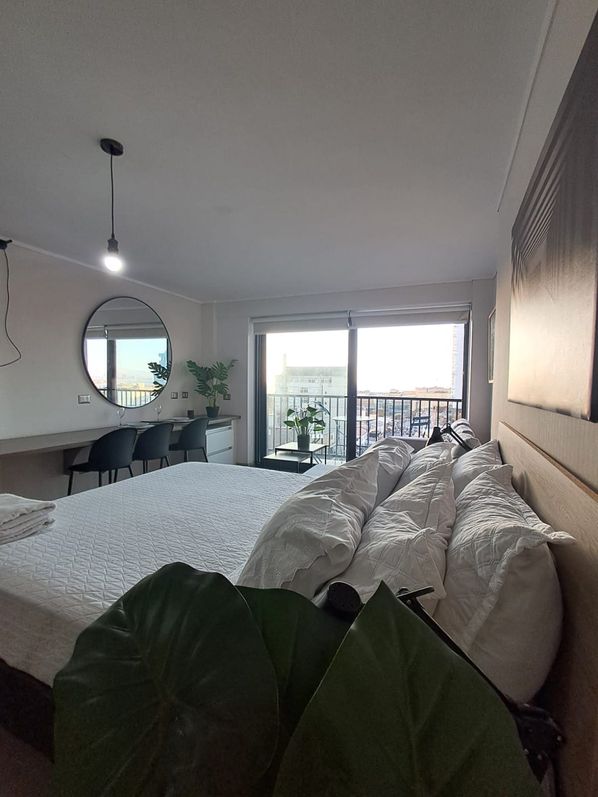 Tabla de planchar con plancha, wifi, ropa de cama
