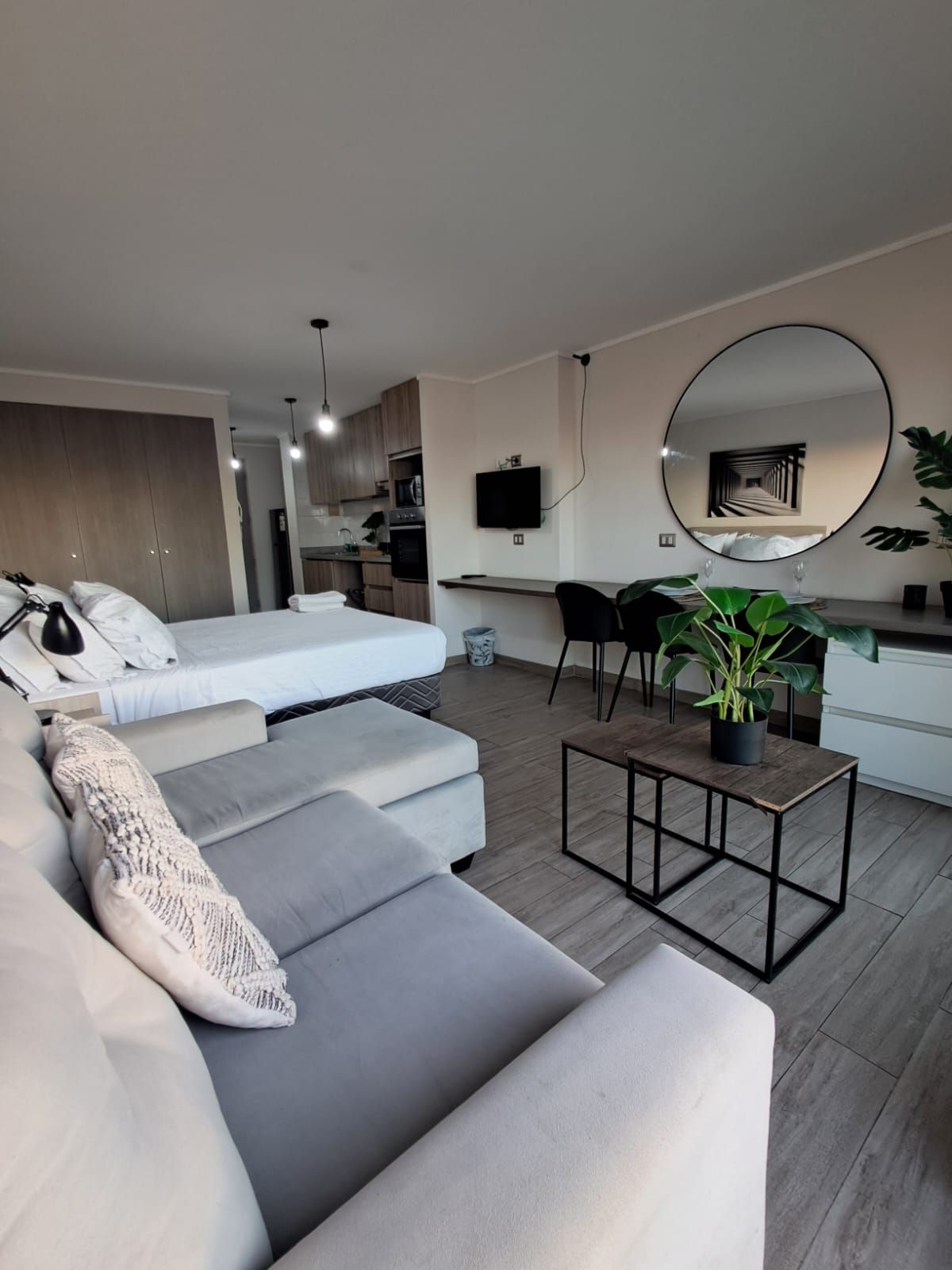 Tabla de planchar con plancha, wifi, ropa de cama