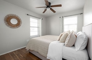 3 habitaciones, tabla de planchar con plancha, wifi y ropa de cama 