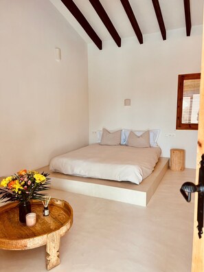 5 bedrooms, iron/ironing board, Internet, bed sheets