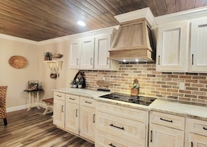 Fridge, microwave, oven, stovetop - "Little River Lodge" on Weiss Lake, Private Dock & Boat Ramp. Game Room, Firepit (Cedar Bluff)