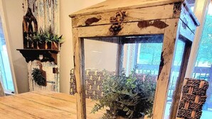 Een rustieke lantaarn met een glazen omhulsel, geplaatst op een houten oppervlak.