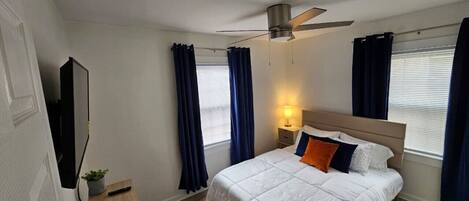 Escriptori, planxa i posts de planxar, wifi i roba de llit