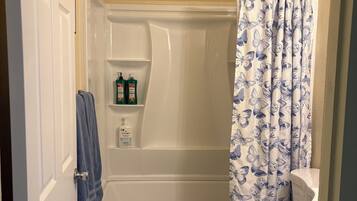 Douche, sèche-cheveux, serviettes fournies, savon