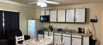 Coxy 2 Bedroom Apartment getaway with AC