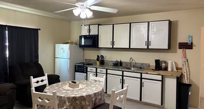 Coxy 2 Bedroom Apartment getaway with AC