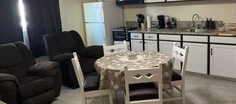 Coxy 2 Bedroom Apartment getaway with AC