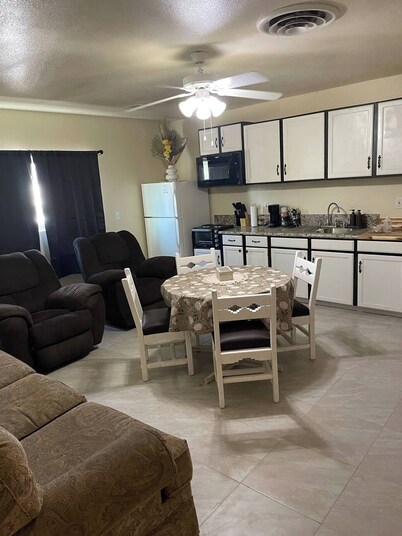 Cozy 2 Bedroom Apartment getaway with AC