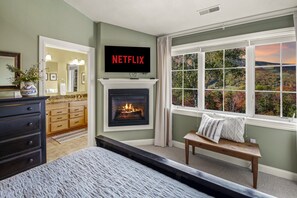 6 habitaciones, escritorio y tabla de planchar con plancha
