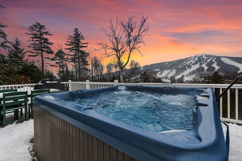 Escape to Mountainview Haven: Spacious Retreat with Hot Tub at Mount Snow