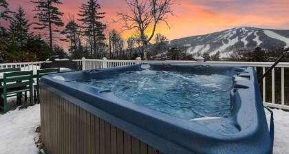 Escape to Mountainview Haven: Spacious Retreat with Hot Tub at Mount Snow