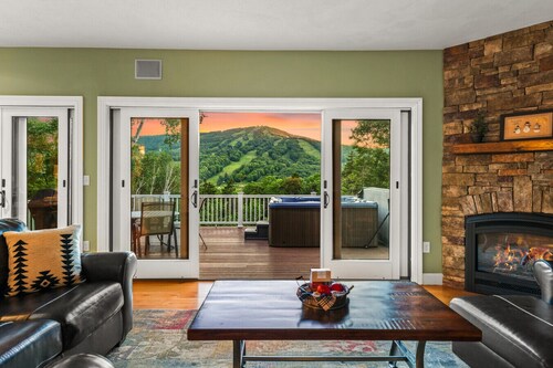 Escape to Mountainview Haven: Spacious Retreat with Hot Tub at Mount Snow
