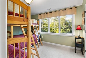 6 Schlafzimmer, Schreibtisch, Bügeleisen/Bügelbrett, Reisekinderbett