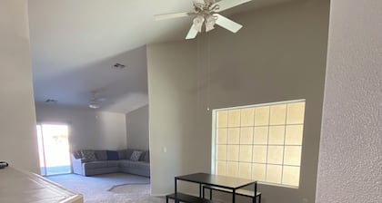 3-bedroom house in delightful Bullhead City with AC