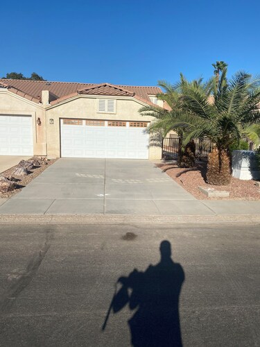 3-bedroom house in delightful Bullhead City with AC
