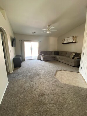 TV - 3-bedroom house in delightful Bullhead City with AC (Bullhead City)