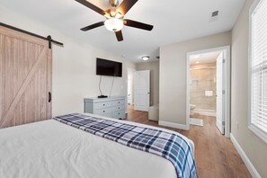 3 bedrooms, iron/ironing board, travel cot, WiFi - Modern Retreat with Yard, Firepit, Near Asheville (Alexander)