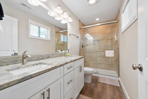 Hair dryer, towels, soap, shampoo - Modern Retreat with Yard, Firepit, Near Asheville (Alexander)