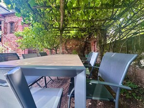 Outdoor dining - Maison de la Fontaine - Typique - Bourg de Collonges (Collonges-la-Rouge)