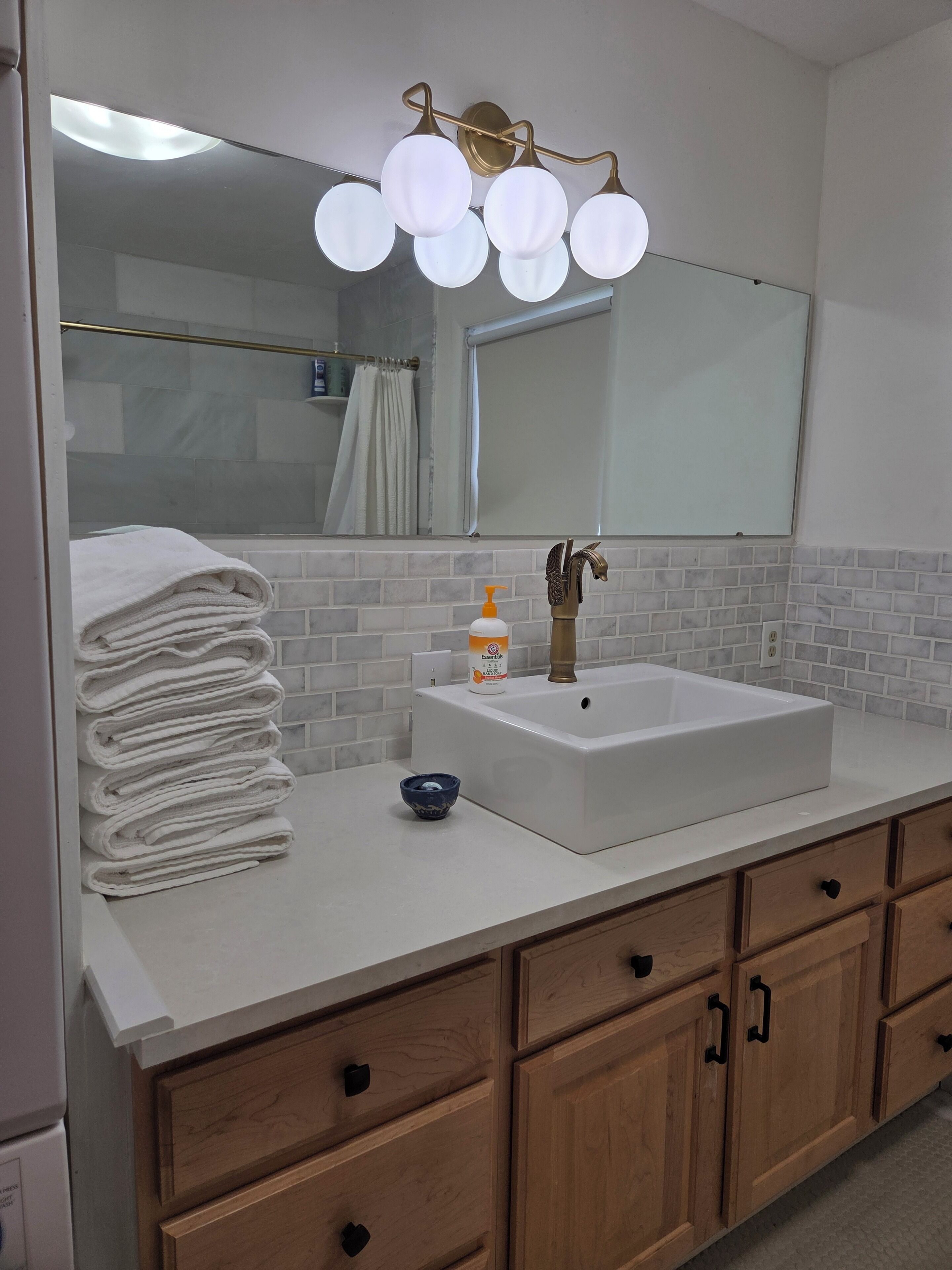 Séchoir à cheveux, serviettes fournies, savon, papier de toilette