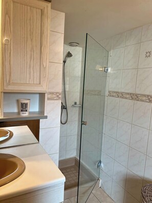 Douche, séchoir à cheveux, serviettes fournies