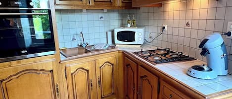 Refrigerador, microondas, horno y parrilla de estufa