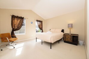 3 bedrooms, iron/ironing board, WiFi, bed sheets - 3BR 2BA Surrey Home | Quiet & Convenient (Surrey)