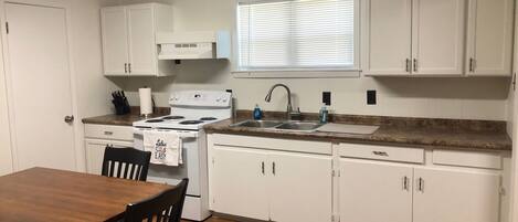 Microondas, horno, parrilla de estufa y lavavajillas