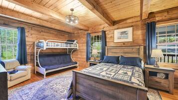 2 soverom, skrivebord, reiseseng for barn og wi-fi