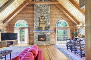 TV - Log Cabin Retreat, Great Location, Pets Allowed (Fairview)