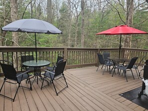 Outdoor dining - Log Cabin Retreat, Great Location, Pets Allowed (Fairview)