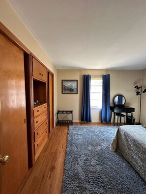 2 bedrooms, desk, iron/ironing board, WiFi