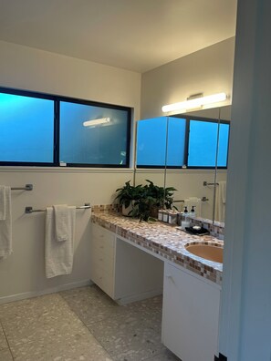 مجففات شعر، مناشف، صابون، ورق حمّام