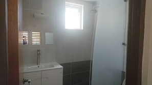 Sèche-cheveux, serviettes fournies, papier toilette